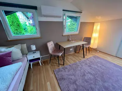 Ein Sitzbereich in der Unterkunft Room with a Skylight - gemütliches Zimmer zwischen München und Rosenheim