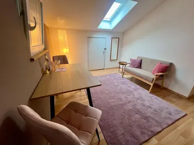 Ein Sitzbereich in der Unterkunft Room with a Skylight - gemütliches Zimmer zwischen München und Rosenheim