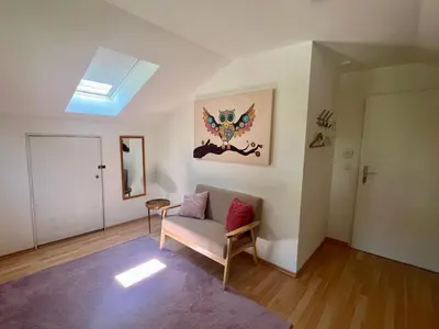 Ein Sitzbereich in der Unterkunft Room with a Skylight - gemütliches Zimmer zwischen München und Rosenheim