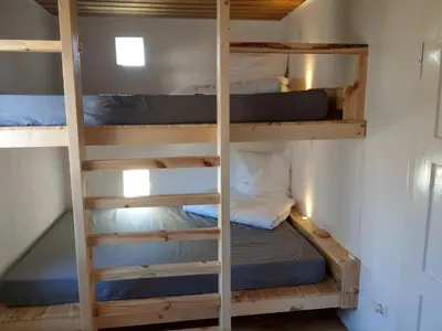 Ein Etagenbett oder Etagenbetten in einem Zimmer der Unterkunft Haus Zwerchstum Übersee