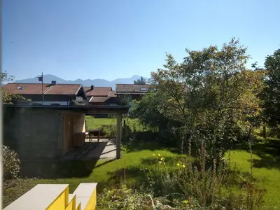 Ein Garten an der Unterkunft Haus Zwerchstum Übersee