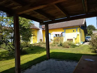 Ein Garten an der Unterkunft Haus Zwerchstum Übersee
