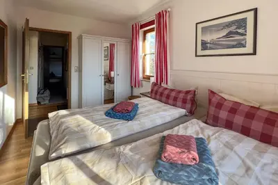 Ein Bett oder Betten in einem Zimmer der Unterkunft ChiemseeFreude