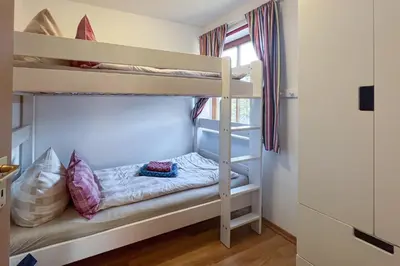 Ein Bett oder Betten in einem Zimmer der Unterkunft ChiemseeFreude
