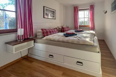Ein Bett oder Betten in einem Zimmer der Unterkunft ChiemseeFreude
