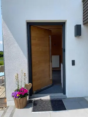 Eine Fassade oder ein Eingang zu NaturWohnRaum - Urlaub im Holzhaus