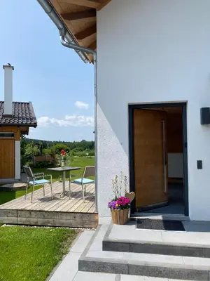 Ein Garten an der Unterkunft NaturWohnRaum - Urlaub im Holzhaus