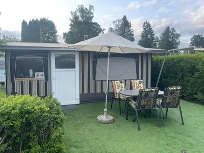 Ein Garten an der Unterkunft Wohnwagen mit Vorzelt auf einem Campingplatz
