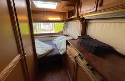 Ein Bett oder Betten in einem Zimmer der Unterkunft Wohnwagen mit Vorzelt auf einem Campingplatz