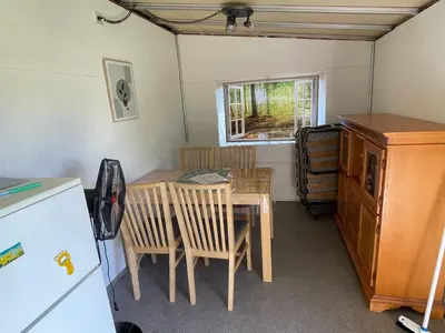 Küche/Küchenzeile in der Unterkunft Wohnwagen mit Vorzelt auf einem Campingplatz