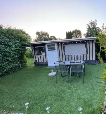 Ein Garten an der Unterkunft Wohnwagen mit Vorzelt auf einem Campingplatz