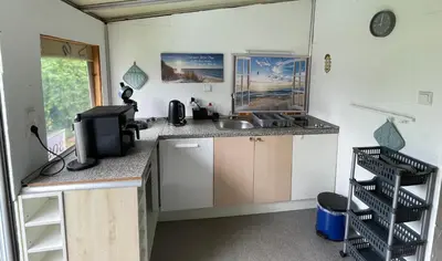 Küche/Küchenzeile in der Unterkunft Wohnwagen mit Vorzelt auf einem Campingplatz
