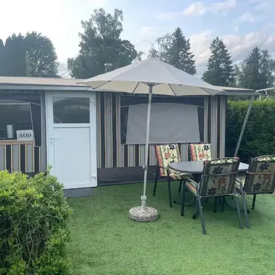 Wohnwagen mit Vorzelt auf einem Campingplatz