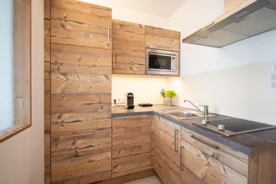 Küche/Küchenzeile in der Unterkunft snooze apartments Holzkirchen