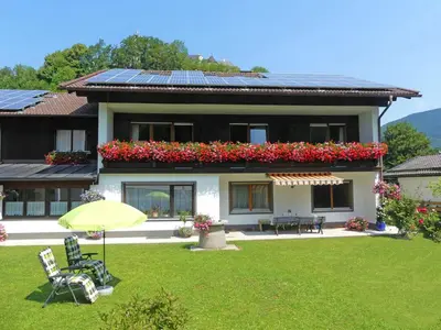 Ein Garten an der Unterkunft Gästehaus Kiesmüller