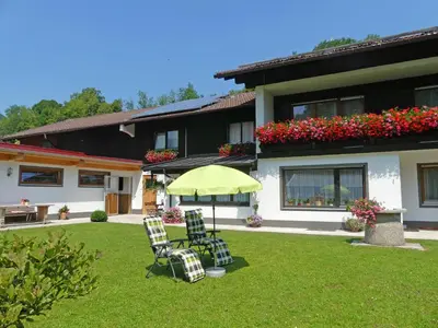 Ein Garten an der Unterkunft Gästehaus Kiesmüller