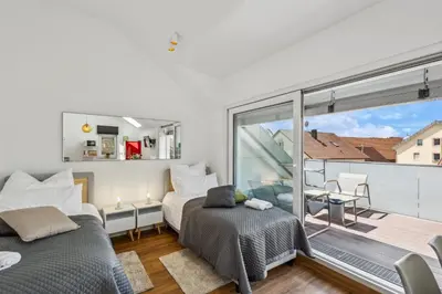 Ein Bett oder Betten in einem Zimmer der Unterkunft Harmonie Homes - Built in 2025 - High-Quality Beds & Linen - Full Kitchen - Fiber WiFi - 4K Smart TV - 2 Balconies - Elevator - Free Private Parking - Near Augsburg - 20 Min via Autobahn to Munich-West