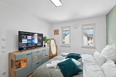 Ein Bett oder Betten in einem Zimmer der Unterkunft Harmonie Homes - Built in 2025 - High-Quality Beds & Linen - Full Kitchen - Fiber WiFi - 4K Smart TV - 2 Balconies - Elevator - Free Private Parking - Near Augsburg - 20 Min via Autobahn to Munich-West