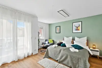 Ein Bett oder Betten in einem Zimmer der Unterkunft Harmonie Homes - Built in 2025 - High-Quality Beds & Linen - Full Kitchen - Fiber WiFi - 4K Smart TV - 2 Balconies - Elevator - Free Private Parking - Near Augsburg - 20 Min via Autobahn to Munich-West