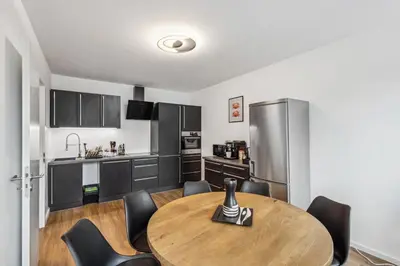 Küche/Küchenzeile in der Unterkunft Harmonie Homes - Built in 2025 - High-Quality Beds & Linen - Full Kitchen - Fiber WiFi - 4K Smart TV - 2 Balconies - Elevator - Free Private Parking - Near Augsburg - 20 Min via Autobahn to Munich-West