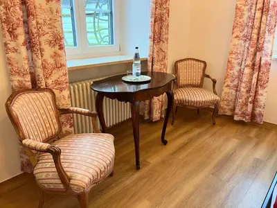 Ein Sitzbereich in der Unterkunft Schloss Elmischwang