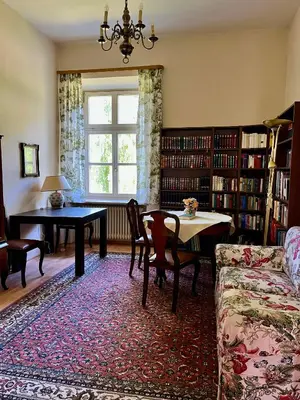 Die Bibliothek in der Pension