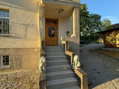 Eine Fassade oder ein Eingang zu Haus Seefried Buch am Ammersee