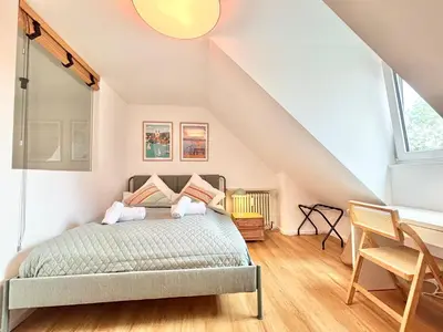 Ein Bett oder Betten in einem Zimmer der Unterkunft Snug Stays 6 - ruhige Toplage Seeblick Maisonette Design-Wohnung I 3-Zimmer I zentral