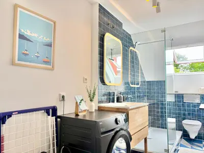Ein Badezimmer in der Unterkunft Snug Stays 6 - ruhige Toplage Seeblick Maisonette Design-Wohnung I 3-Zimmer I zentral