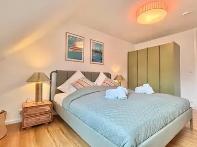 Ein Bett oder Betten in einem Zimmer der Unterkunft Snug Stays 6 - ruhige Toplage Seeblick Maisonette Design-Wohnung I 3-Zimmer I zentral
