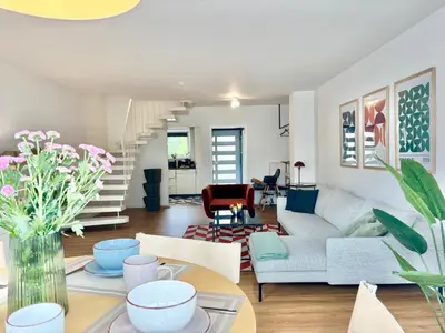 Ein Sitzbereich in der Unterkunft Snug Stays 6 - ruhige Toplage Seeblick Maisonette Design-Wohnung I 3-Zimmer I zentral