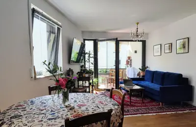 Ein Sitzbereich in der Unterkunft Avea - Accessible Downtown Retreat near Hofgarten
