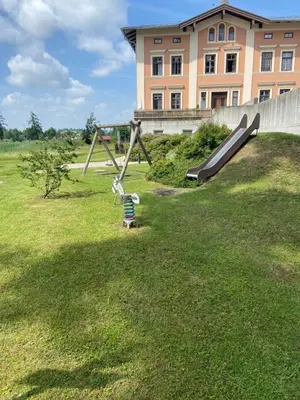 Ein Garten an der Unterkunft Wohnung mit Garagenplatz am Obinger See