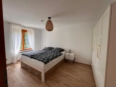 Ein Bett oder Betten in einem Zimmer der Unterkunft ruhige, zentrale Gartenwohnung mit Tiefgarage