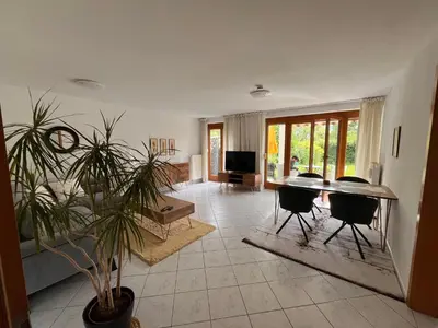 Ein Sitzbereich in der Unterkunft ruhige, zentrale Gartenwohnung mit Tiefgarage