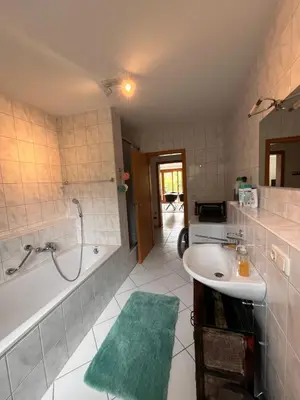 Ein Badezimmer in der Unterkunft ruhige, zentrale Gartenwohnung mit Tiefgarage
