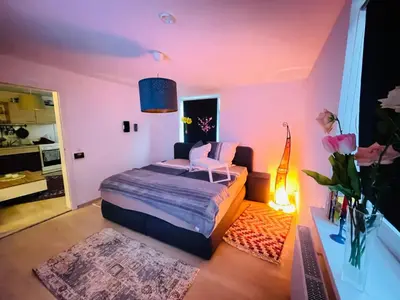 Ein Bett oder Betten in einem Zimmer der Unterkunft TOP 2 ROOM APPARTEMENT l CITY CENTER l 24H SELF CHECK IN l 2 SMART TV l REGENDUSCHE l FREE PARKING