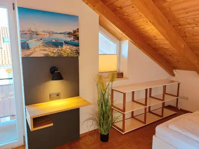 Ein Sitzbereich in der Unterkunft Ferienwohnung SCHALL - Erholung mit Bergblick und Chiemseenähe