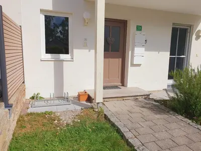 Ein Garten an der Unterkunft Ferienwohnung SCHALL - Erholung mit Bergblick und Chiemseenähe