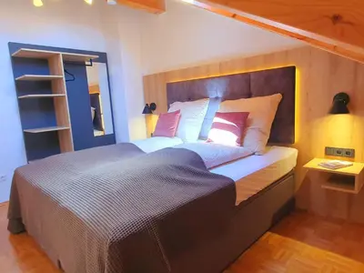 Ein Bett oder Betten in einem Zimmer der Unterkunft Ferienwohnung SCHALL - Erholung mit Bergblick und Chiemseenähe