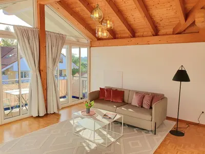 Ein Sitzbereich in der Unterkunft Ferienwohnung SCHALL - Erholung mit Bergblick und Chiemseenähe