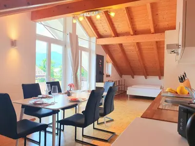 Ein Sitzbereich in der Unterkunft Ferienwohnung SCHALL - Erholung mit Bergblick und Chiemseenähe