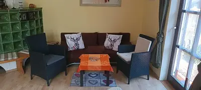 Ein Sitzbereich in der Unterkunft Ferienwohnung Dießen Bierdorf - Holzacker