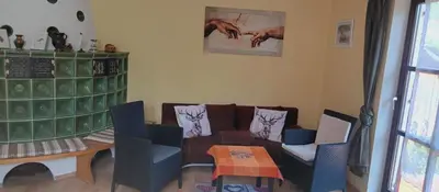 Ein Sitzbereich in der Unterkunft Ferienwohnung Dießen Bierdorf - Holzacker
