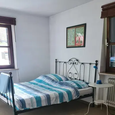 Ein Bett oder Betten in einem Zimmer der Unterkunft Ferienwohnung Am Kurpark