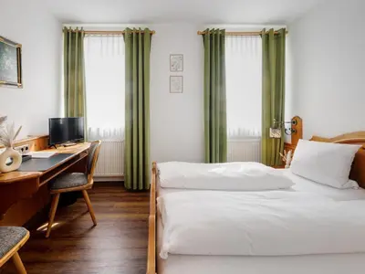 Ein Bett oder Betten in einem Zimmer der Unterkunft Gasthaus & Hotel 