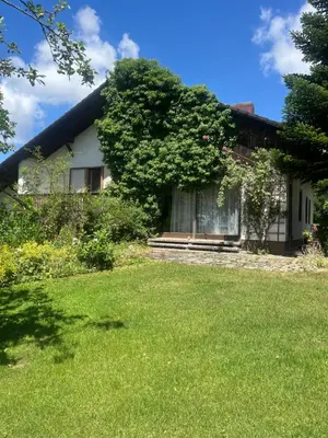 Ein Garten an der Unterkunft Wettinger Weiherbungalow