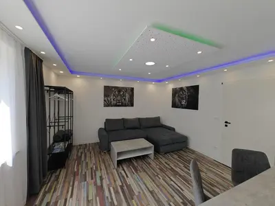 Ein Sitzbereich in der Unterkunft Modern Apartments Neuburg UU - NEU - 2 Zimmer, Komfort, Top Ausgestattet, Smart TV, Wi-Fi