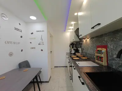 Küche/Küchenzeile in der Unterkunft Modern Apartments Neuburg UU - NEU - 2 Zimmer, Komfort, Top Ausgestattet, Smart TV, Wi-Fi