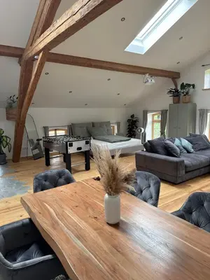 Ein Sitzbereich in der Unterkunft falternhof loft - geschichte trifft auf design